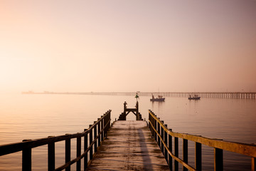 Naklejka premium drewniany pomost plażowy i molo
