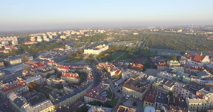 Lublin z lotu ptaka. Krajobraz starego miasta z powietrza. Lublin nagrany z drona w D-log.