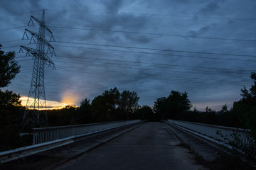 Br&uuml;cke mit Stromleitung &uuml;ber Autobahn in Mainz-Mombach, Deutschland