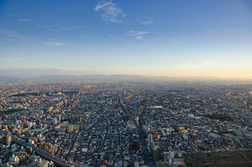 Fototapeta na wymiar 夕日に照らされる大阪の街