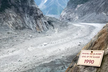 Crédence de cuisine en verre imprimé Glaciers Panneau indiquant le niveau du glacier Mer de Glace en 1990, illustration de la fonte des glaciers, dans le massif de Chamonix Mont Blanc, les Alpes, France