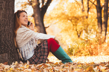 Young woman talking on her smartphone in the park
