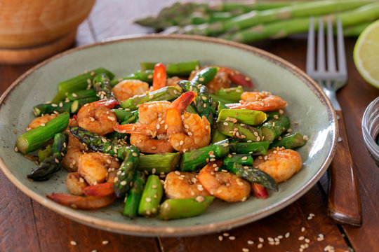 Salad with asparagus and shrimps in plate