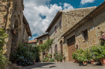Fototapeta na wymiar Vicolo caratteristico all'interno del piccolo borgo di Pianiano in provincia di Viterbo . Italia