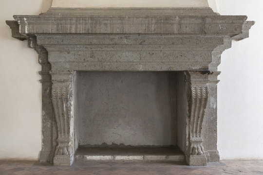 Dettaglio di un camino in pietra di un vecchio palazzo reale, oggi diventato un museo. Questo camino riscaldava la corte nei freddi inverni.