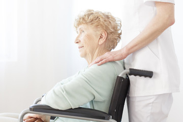 Obraz premium Elderly woman sitting on wheelchair