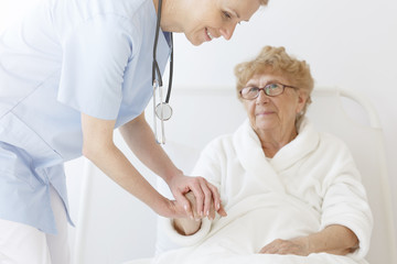 Obraz premium Elderly patient in dressing-gown