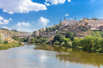 Fototapeta premium Alcazar and alcantara bridge of toledo skyline, Spain