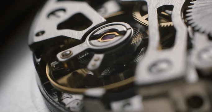 Watch tourbillon rotating macro slowmotion &sbquo;&Auml;&igrave; orginal file&not;&dagger;: 4K DCI, PRO RES 444, 12 bits