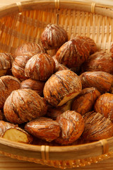 渋皮つきの剥き栗