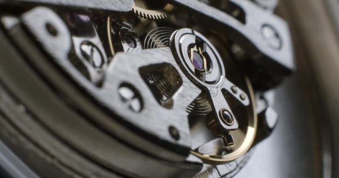 Watch tourbillon rotating macro slowmotion &sbquo;&Auml;&igrave; orginal file&not;&dagger;: 4K DCI, PRO RES 444, 12 bits