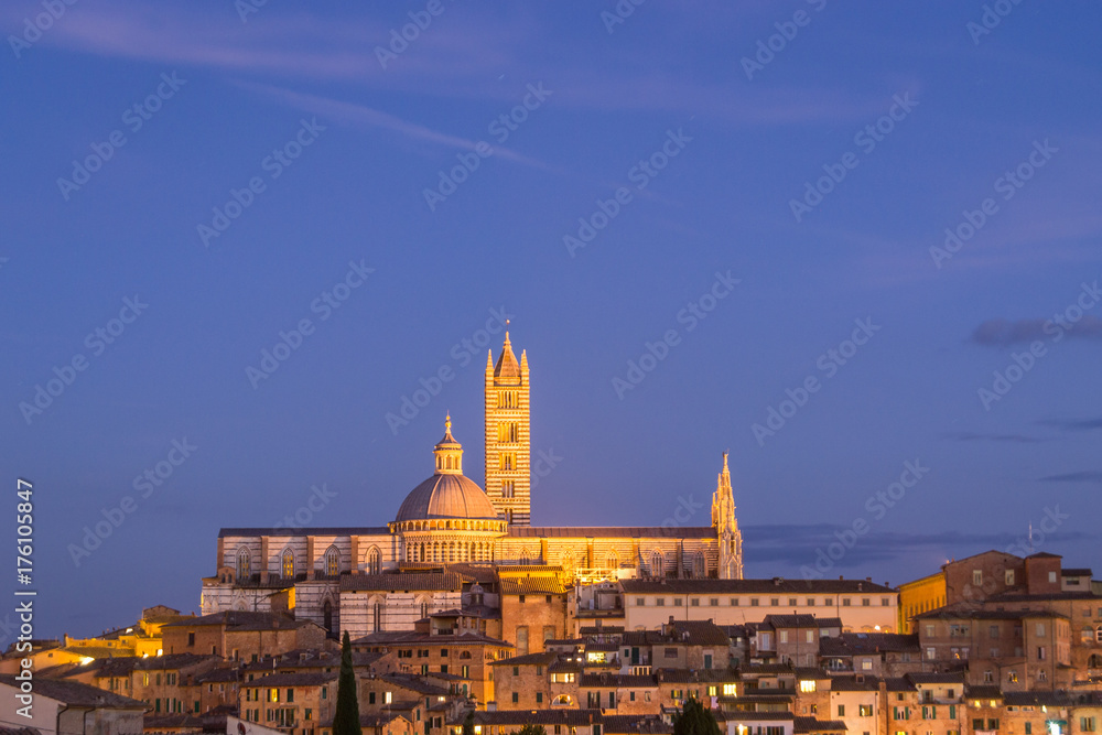 Wall mural night view cathedral of siena, italy