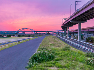 夕暮れどきの道