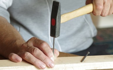 Handwerker bei der Arbeit, Heimwerker, Nageln
