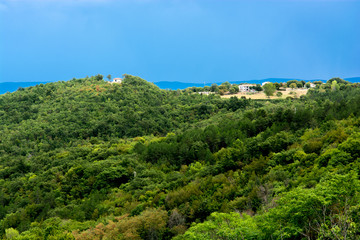 Fototapeta na wymiar Häuser auf Hügel an der Küste in Kroatien