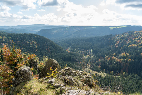 An der Hahnenkleeklippe im Oberharz nahe Braunlage - Blick in das Odertal mit Odertalstr&szlig;e
