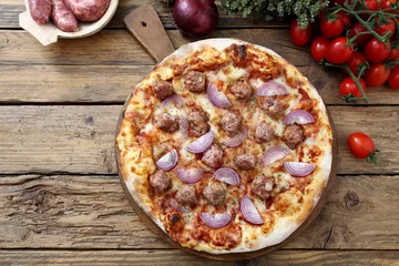 Photo sur Plexiglas Pizzeria pizza italiana con cipolle e salsicce sfondo rustico