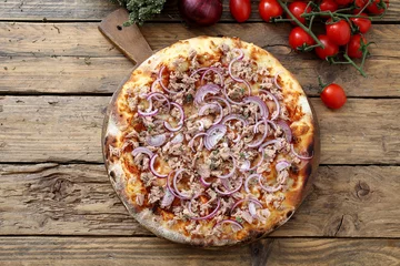 Foto op Plexiglas Pizzeria Italiaanse pizza met tonijn en uien op rustieke achtergrond