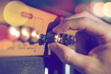 Detalle de mano de musico y amplificador.Ingenieria de sonido y produccion musical.