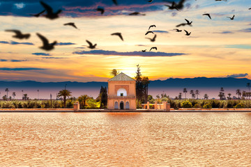 Fototapeta premium Jardin de Menara. Podróże i przygody w Maroku. Architektura i interesujące miejsca w Marrakeszu.