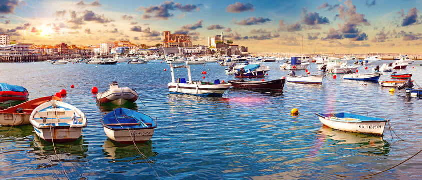 Pueblos costeros de Espa&ntilde;a. Castro Urdiales. Cantabria. pueblo pesquero y embarcadero. Paisaje costero pintoresco en Espa&ntilde;a.Puesta de sol y playas