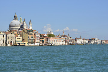 Obraz premium Widok na wyspę Dorsodoro w Wenecji z wyspy Giudecca po drugiej stronie kanału Giudecca. Santa Maria Della Salute można zobaczyć górując nad innymi budynkami