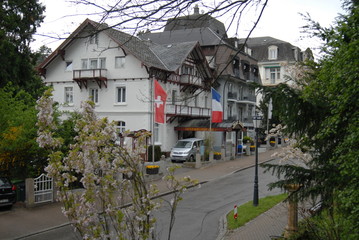 Badenweiler, Fr&uuml;hling, Kurort, Grandhotel, Jugendstil, Architektur, Bl&uuml;ten, Kirche, church, Germany, wellness, spa, Blumen, Beet, Kurort, Tschechow, Quelle, Heilwasser, Radonquelle, Heilwasser
