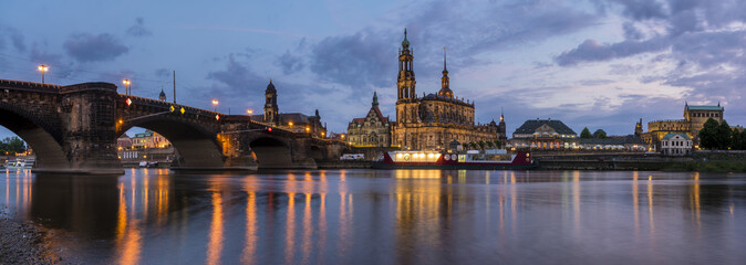 Fototapeta na wymiar evening panorama of Dresden, high resolution