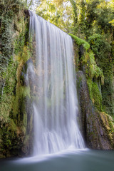Fototapeta premium wodospady w parku przyrody klasztoru Piedra, w hiszpańskiej prowincji Aragonii