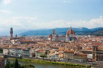 Fototapeta na wymiar Panorama von Florenz in Italien mit Toskana-Bergen im Hintergrund