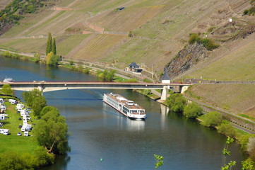 Obraz premium Mosel bei Trittenheim mit Touristenschiff und Brücke 