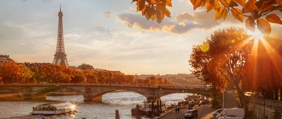 Fotobehang Parijs met Eiffeltoren tegen herfstbladeren in Frankrijk © Tomas Marek