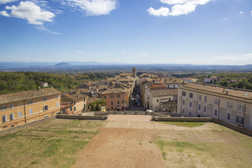 Vista del piccolo paese medievale di Caprarola dalle finestre di Palazzo Farnese, in Italia.