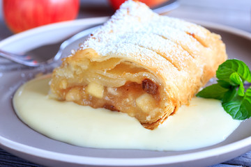 warmer Apfelstrudel mit Vanillesosse