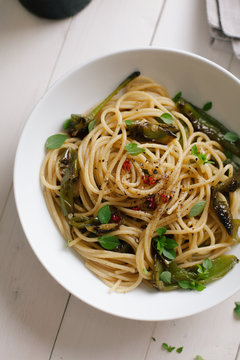 Spaghetti with peppers and basil
