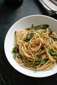 Spaghetti with peppers and basil