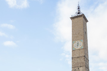 Vista dal basso della torre dell' orologio nel centro storico di Viterbo. La torre, di epoca...