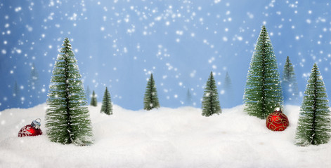 Weihnachtliche Winterlandschaft mit Weihnachtsdekoration und Schneeflocken 