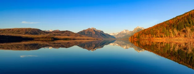 Foto op Plexiglas De bergen reflecteren over Lake MacDonald in Glacier National Park © Zak Zeinert