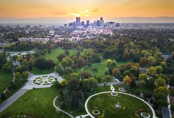 Poster Sonnenuntergang über dem Stadtbild von Denver, Luftaufnahme vom Park © creativefamily
