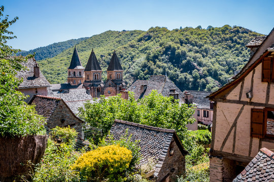 Dans les rues de Conques en Rouergue
