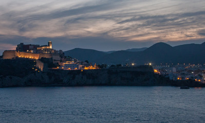 Ibiza Stadt bei Nacht