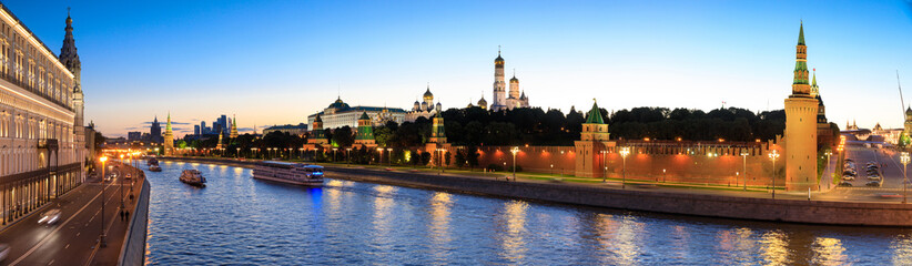 Fototapeta premium Moscow Kremlin, Kremlin Embankment and Moscow River at night in Moscow, Russia