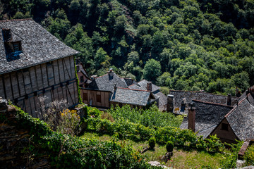 Dans les rues de Conques en Rouergue