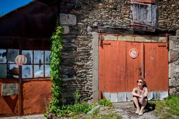 Femme dans les rues de Conques en Rouergue