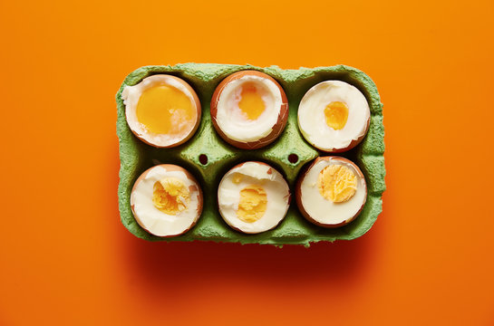 Diverse kinds of boiled eggs