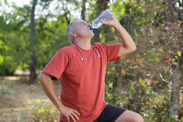 runner drinking water after the race