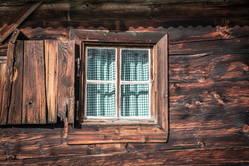 Obraz na płótnie Canvas Fenster in einem alten Bauernhaus