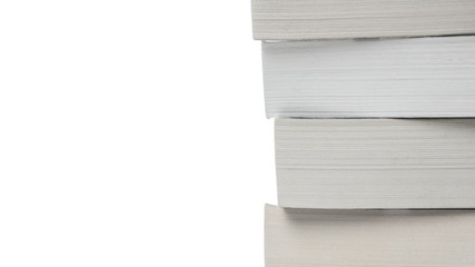 Ein Stapel Bücher isoliert vor weißem Hintergrund mit Textfreiraum
