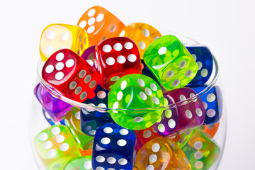 Weinglas mit Spielzeugwürfeln